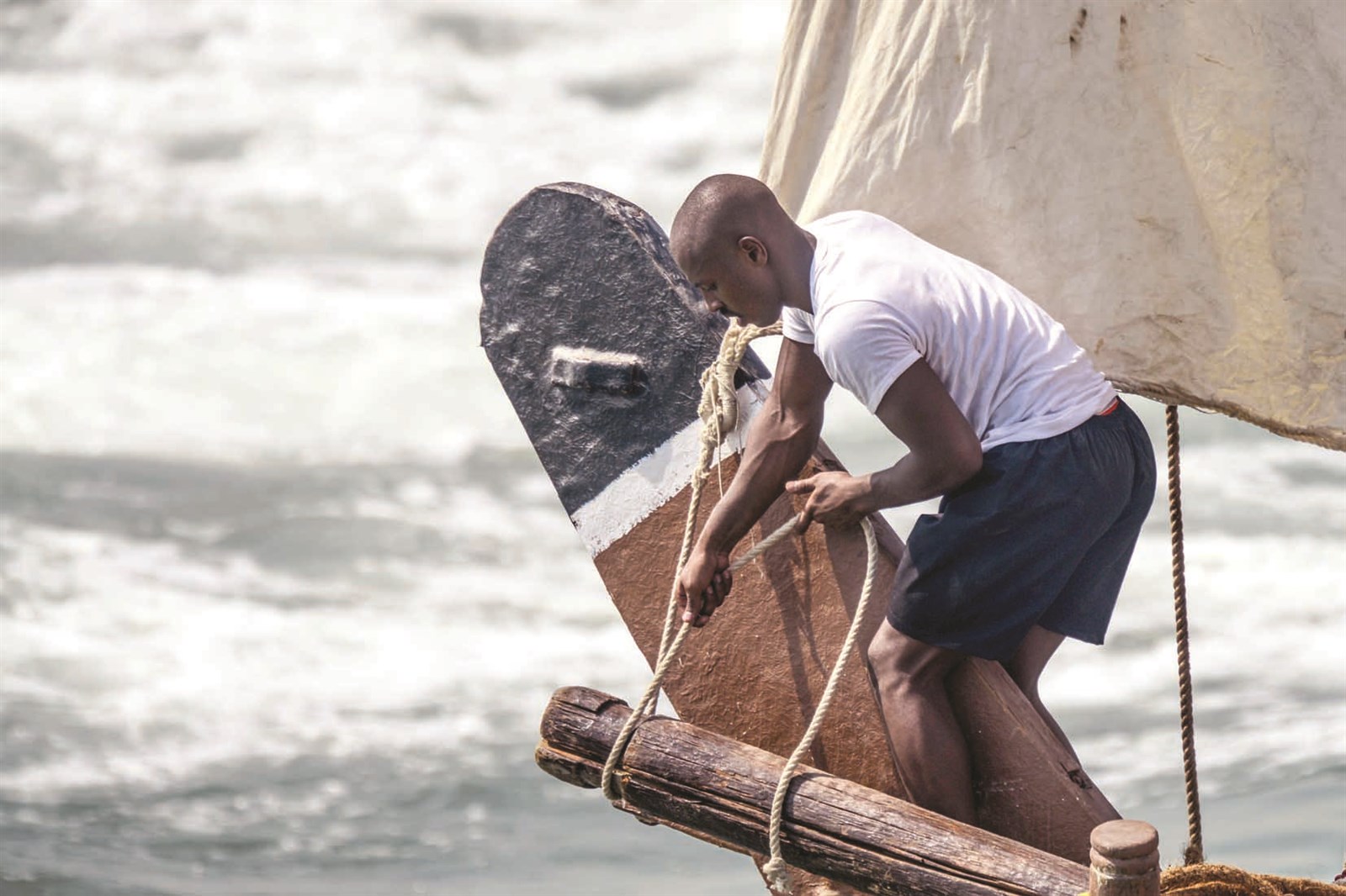 أحد الغواصين يقاوم الأجواء المناخية الصعبة خلال الرحلة