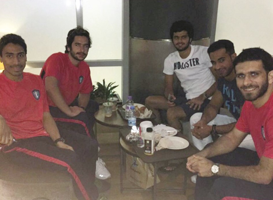 عبد الله المزين مع زملائه في مطار الكويت قبل المغادرة الى الاردن