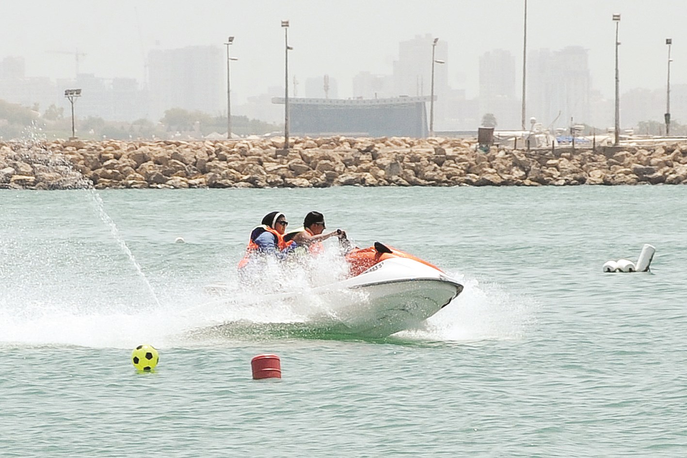 u0627u0644u0645u0648u0627u0637u0646u0648u0646 u0644u062cu0623u0648u0627 u0625u0644u0649 u0627u0644u0628u062du0631 u0647u0631u0628u0627u064b u0645u0646 u0627u0644u062du0631u0627u0631u0629 u0627u0644u0645u0631u062au0641u0639u0629       (u062au0635u0648u064au0631 u0643u0631u0645 u0630u064au0627u0628)