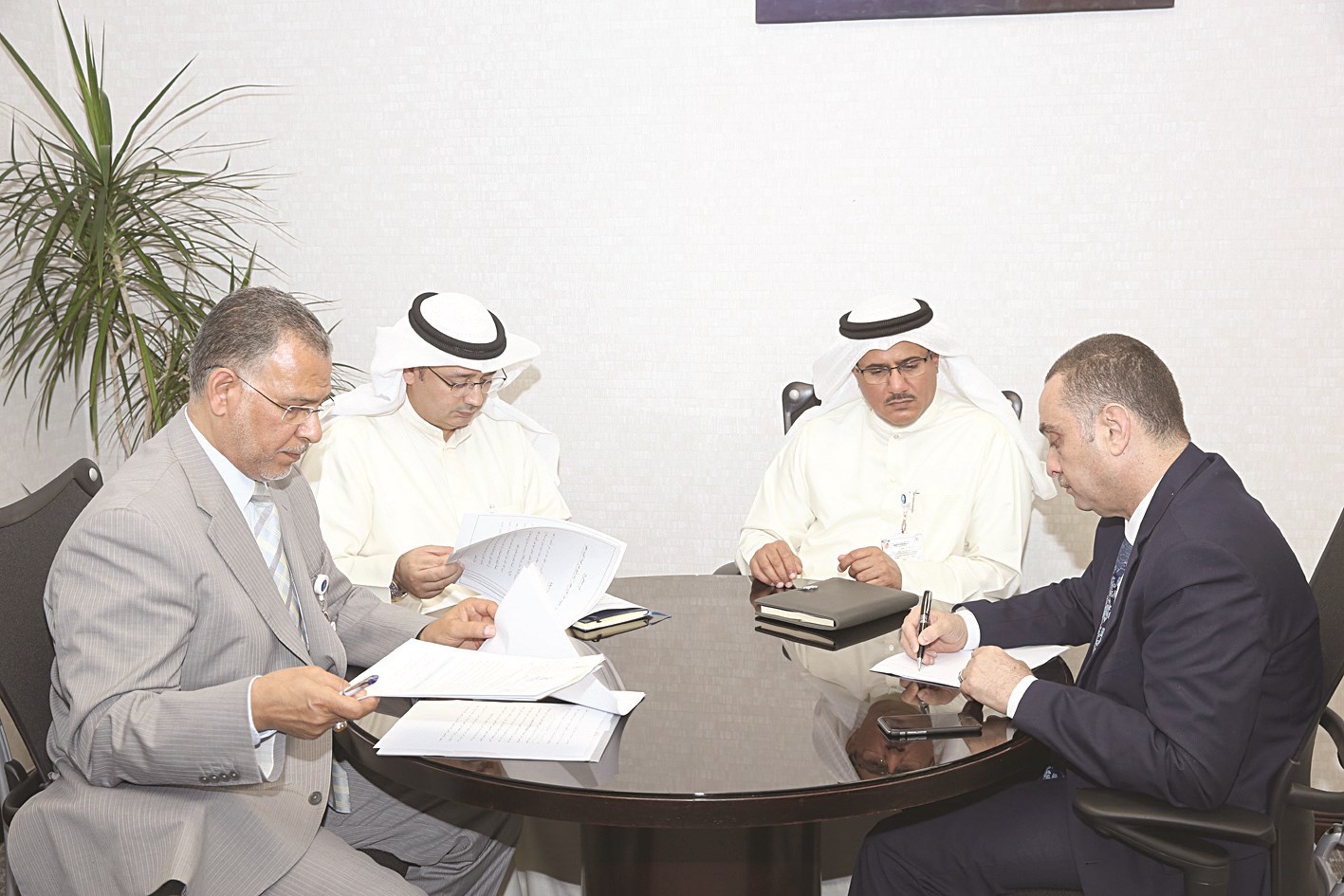 جعفر ومسؤولو «التكويت» في عقود المقاولين متحدثين للزميل إيهاب حشيش