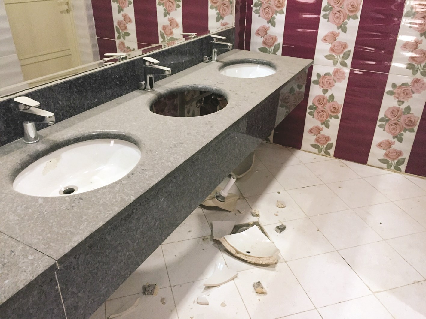 مغاسل بلا إصلاح رغم سريان الكفالة