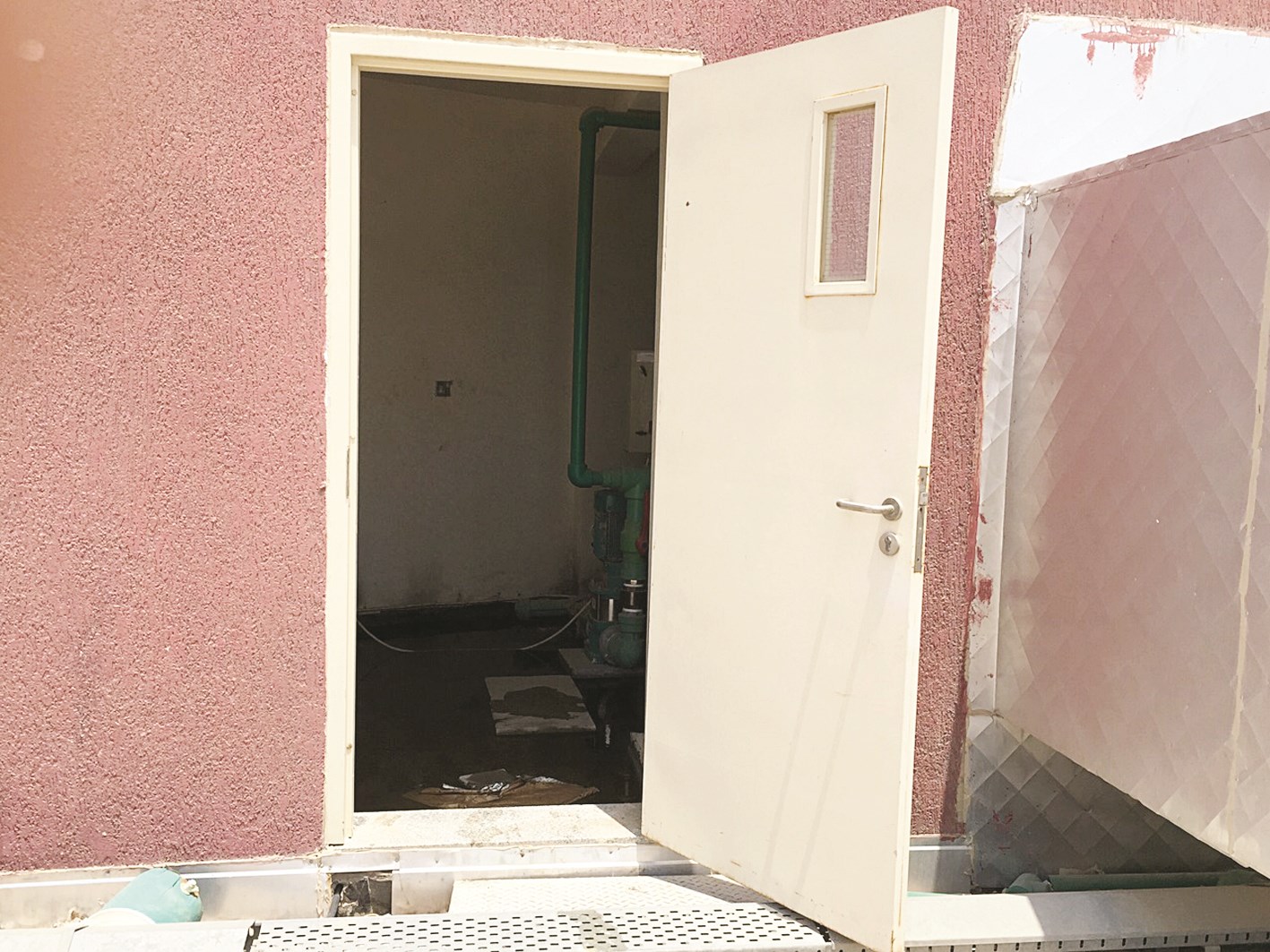 الإهمال يبدوعلى غرفة الخدمات