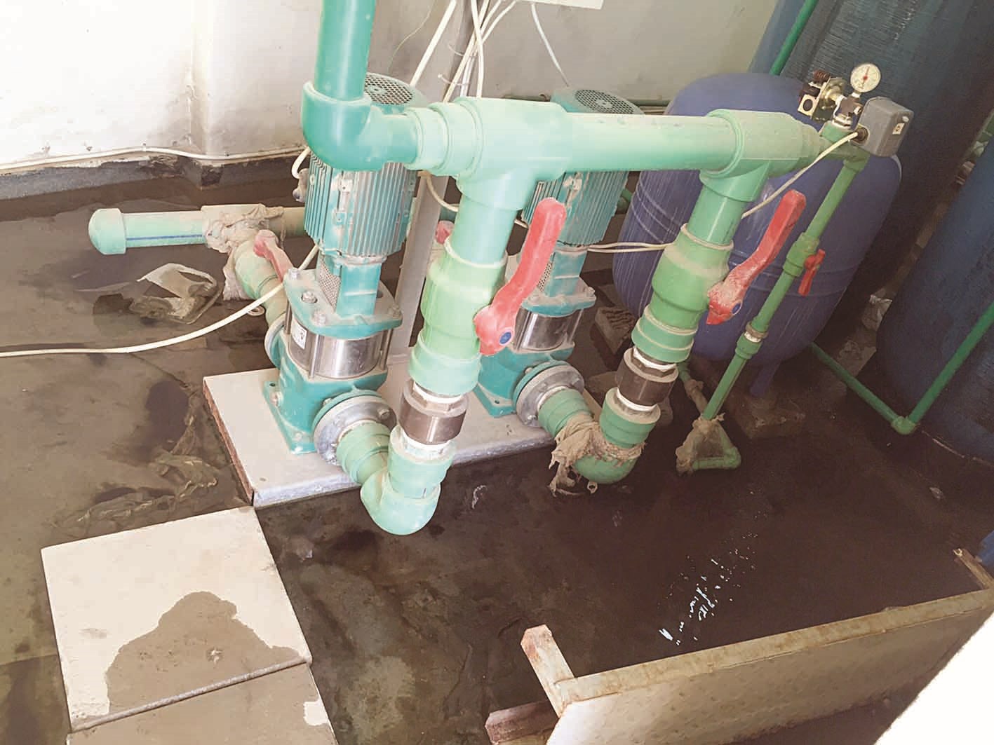 برك المياه تجمّعت تحت المضخات المثقوبة