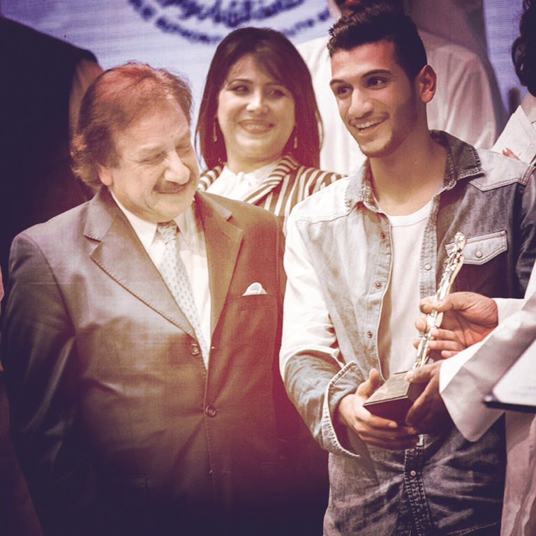 لحظة تسلُّمه جائزة «أفضل ممثل» في مهرجان الشباب