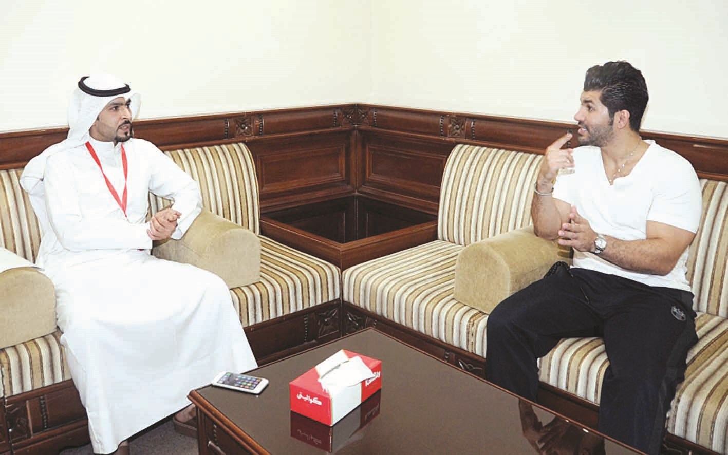عبدالله السيف متحدثاً للزميل فيصل التركي (تصوير طارق عزالدين)