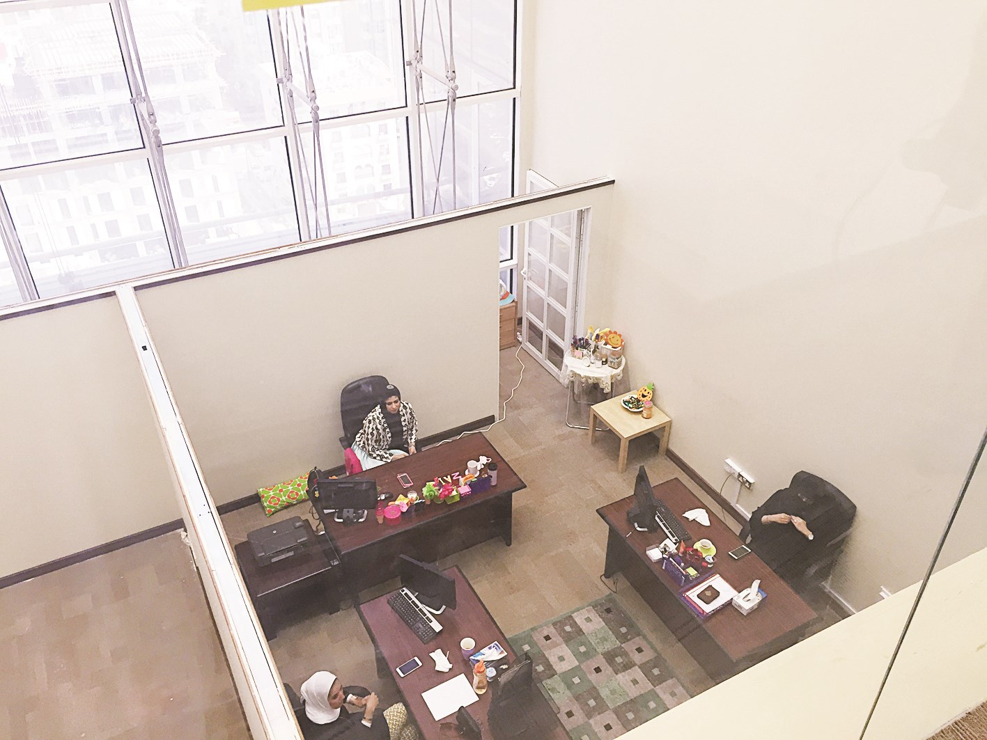 غرف بعض الموظفات تفتقد الخصوصية