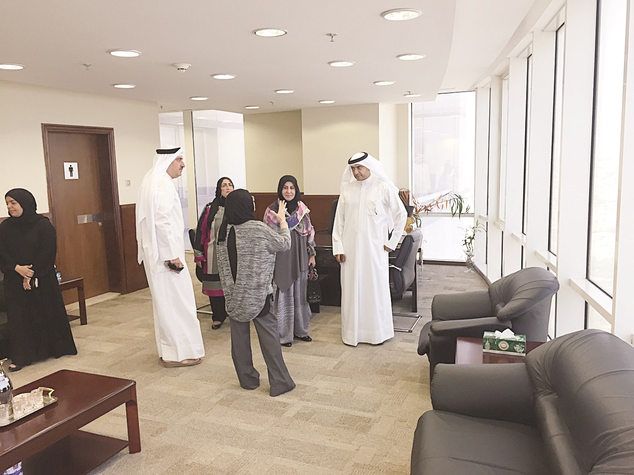 ... وداخل مكتب مدير المنطقة