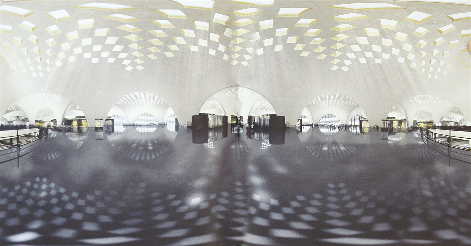 المساحة المركزية داخل مبنى الركاب