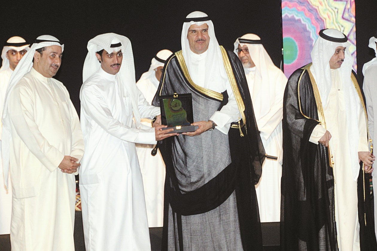 u0627u0644u062du0645u0648u062f u0645u0643u0631u0651u0645u0627u064b u0623u0639u0636u0627u0621 u0627u0644u0641u0631u0642u0629 (u062au0635u0648u064au0631 u0637u0627u0631u0642 u0639u0632 u0627u0644u062fu064au0646)