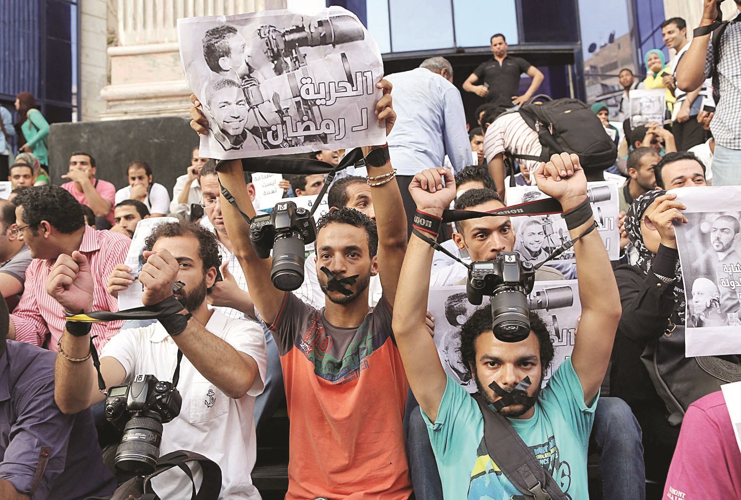 u0635u062du0627u0641u064au0648u0646 u0646u0638u0651u0645u0648u0627 u0648u0642u0641u0629 u0627u062du062au062cu0627u062cu064au0629 u0641u064a u0627u0644u0642u0627u0647u0631u0629 u062au0646u062fu064au062fu0627 u0628u062du0628u0633 u0632u0645u064au0644u0647u0645 ( u0627 u0628)