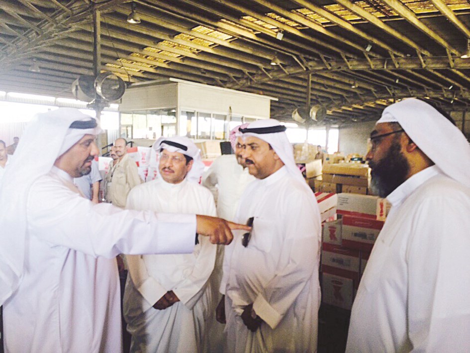 السيف أشرف على إفراغ شحنة الخمور