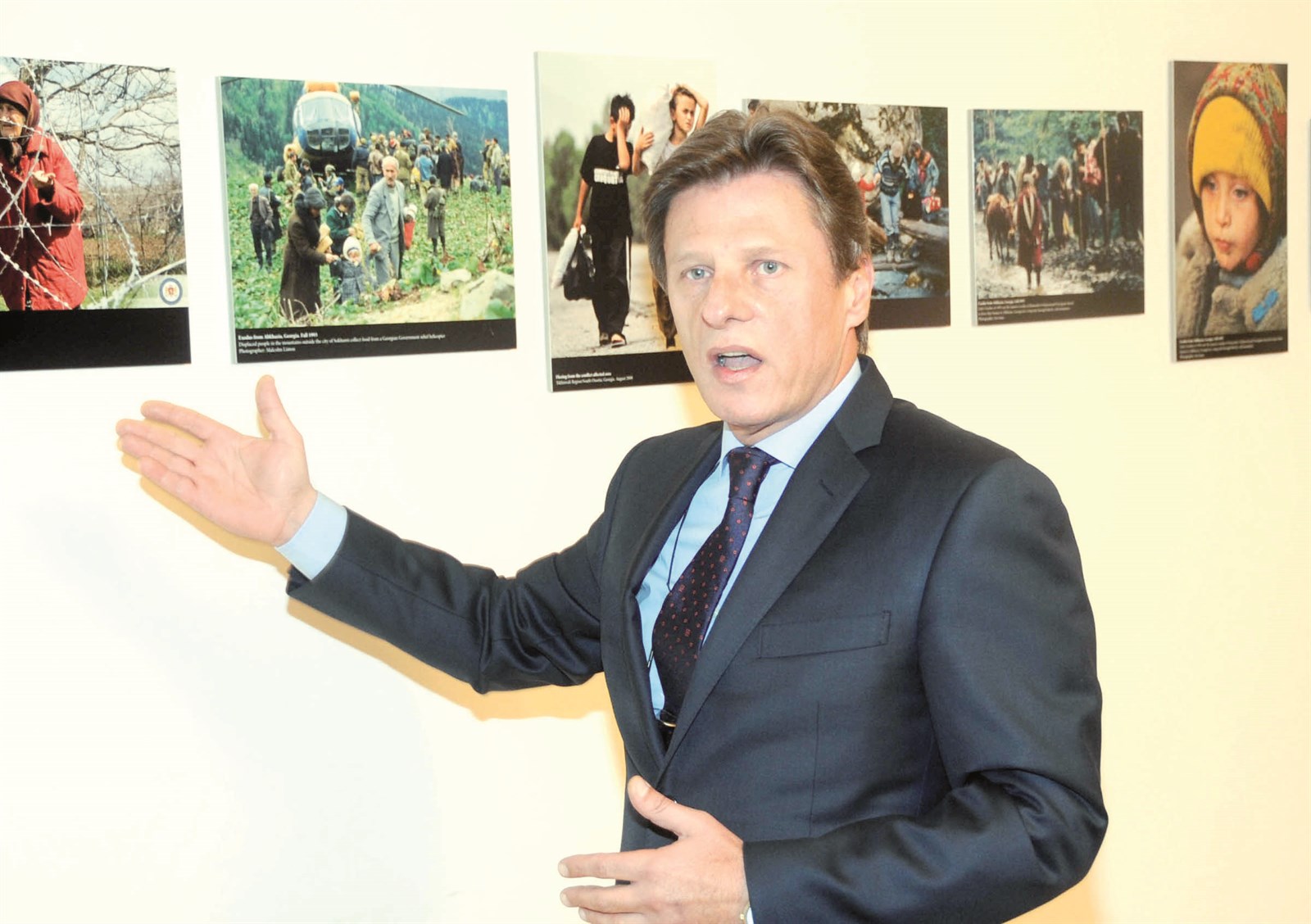 u0627u0644u0633u0641u064au0631 u0628u064au0631u064au062fu0632u0629 u0645u062au062du062fu062bu0627 u0639u0646 u0627u0644u0635u0648u0631 u0641u064a u0627u0644u0645u0639u0631u0636  (u062au0635u0648u064au0631 u0637u0627u0631u0642 u0639u0632u0627u0644u062fu064au0646)