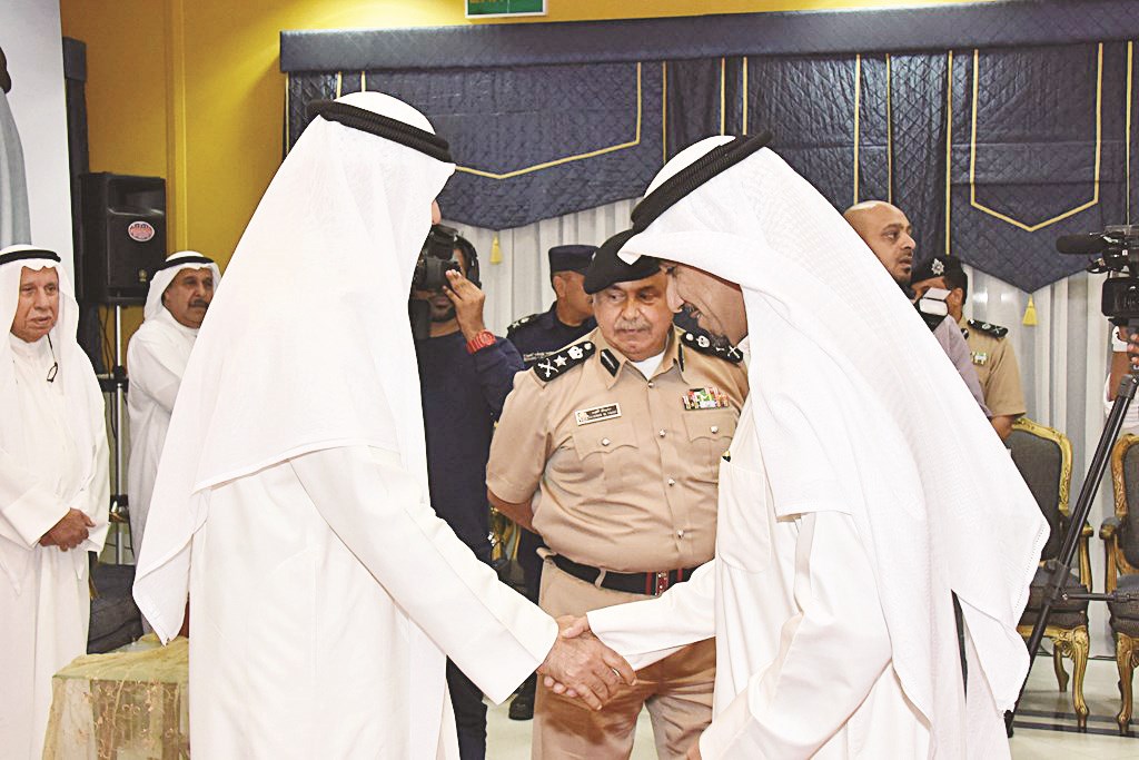 ... ومصافحاً الزميل منصور الشمري وبينهما الفهد