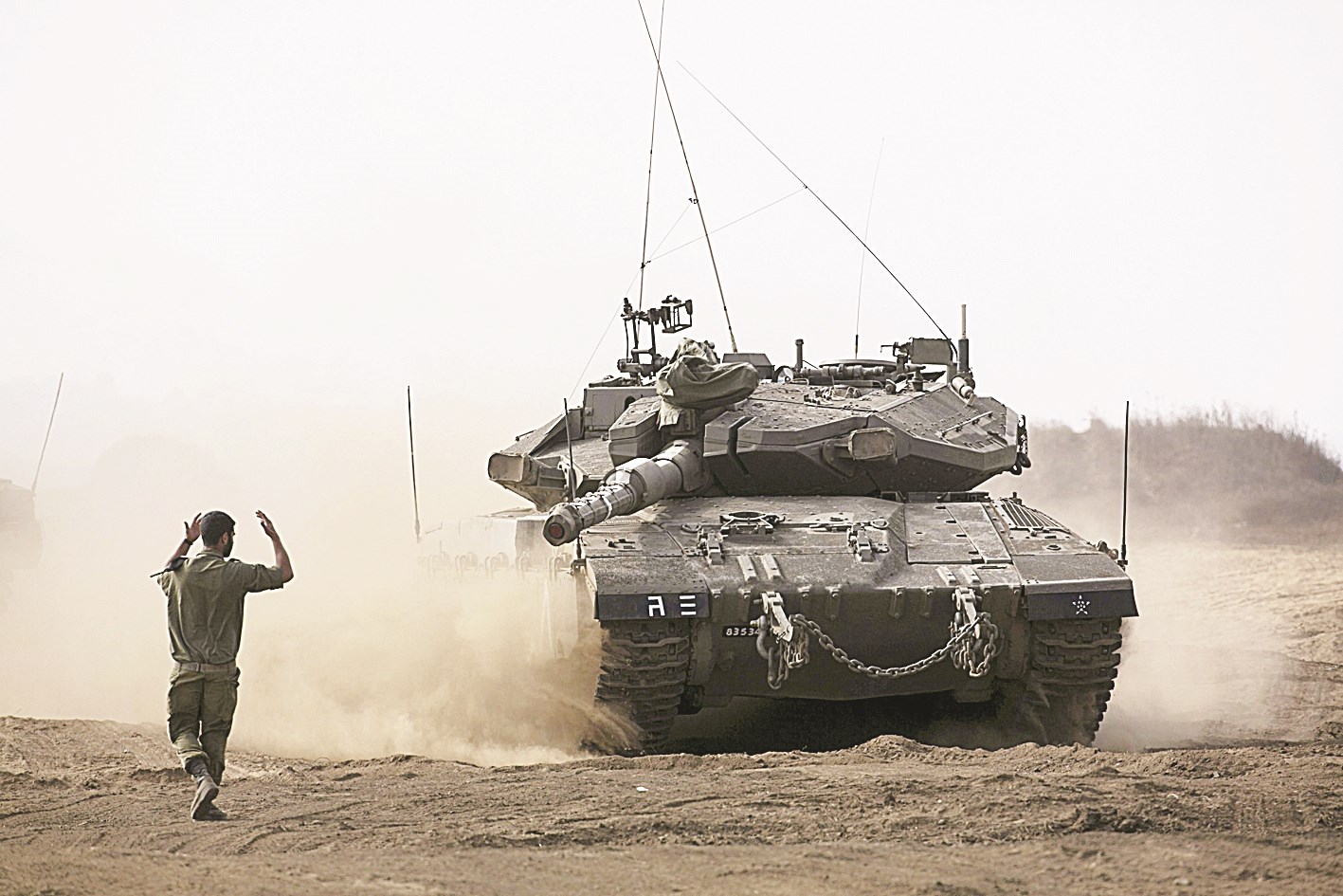 u062cu0646u062fu064a u0625u0633u0631u0627u0626u064au0644u064a u064au0648u062cu0651u0647 u062fu0628u0627u0628u0629 u062eu0644u0627u0644 u0642u0635u0641u0647u0627 u0645u0646u0627u0637u0642 u0641u064a u0627u0644u062cu0648u0644u0627u0646 u0623u0648u0644 u0645u0646 u0623u0645u0633 (u0631u0648u064au062au0631u0632)