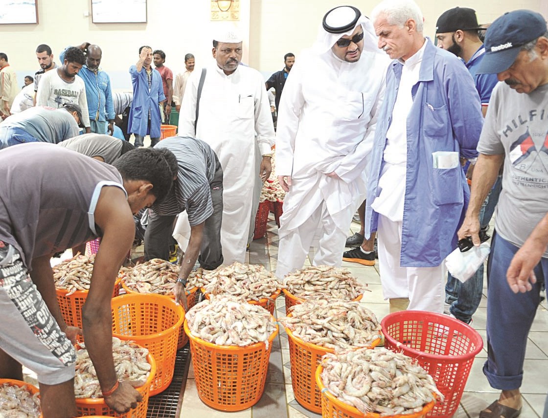 الزميل ناصر الفرحان يتابع وقائع المزاد في سوق شرق