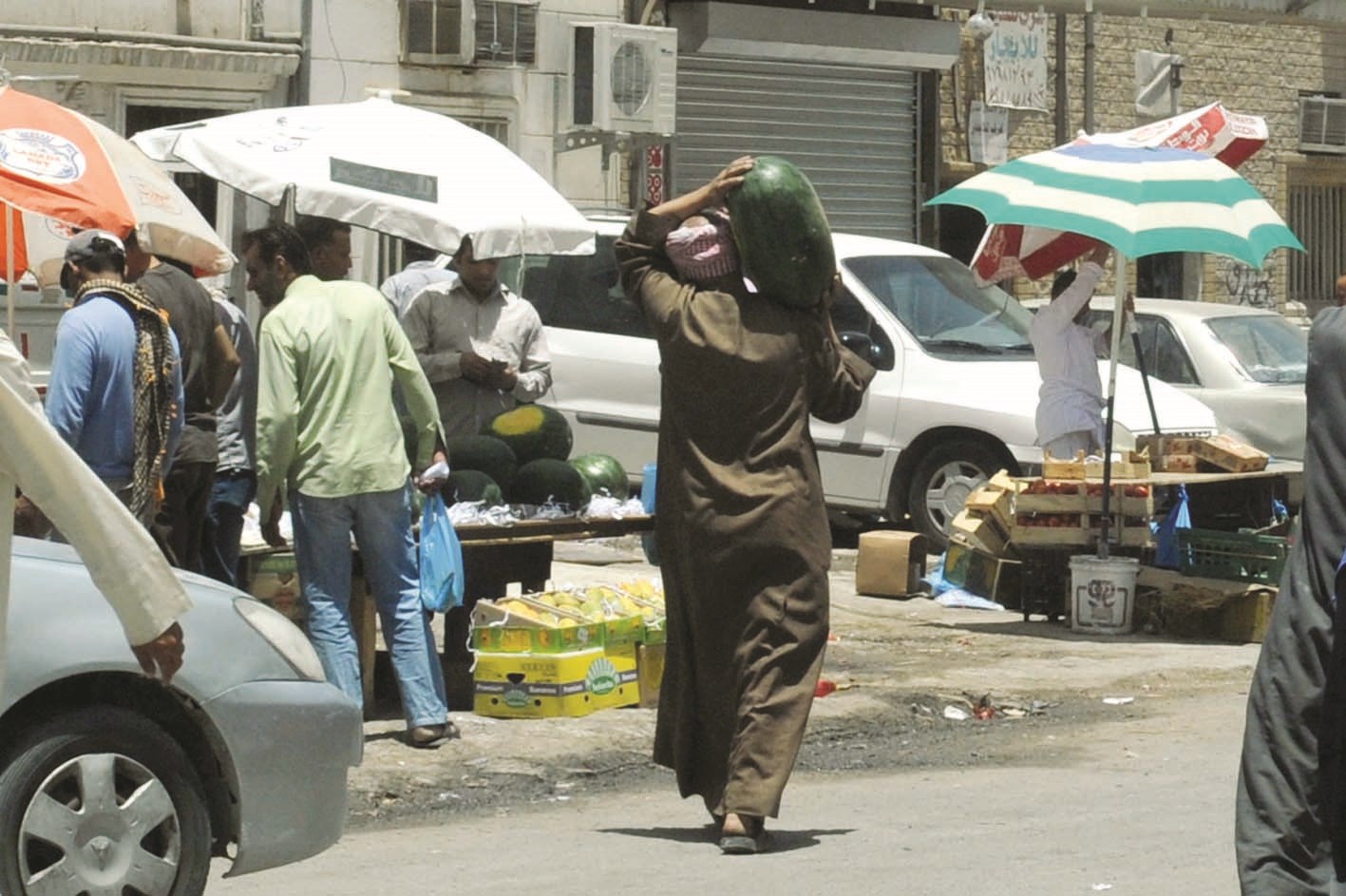 فاز ببطيخة... من السوق العشوائي (تصوير زكريا عطية)