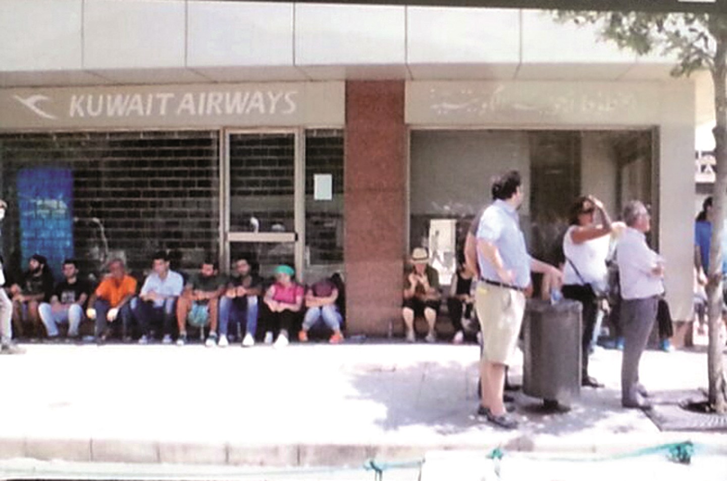 u0645u062au0638u0627u0647u0631u0648u0646 u064au0633u062au0631u064au062du0648u0646 u0639u0646u062f u0645u062fu062eu0644 u0645u0643u062au0628 u0634u0631u0643u0629 u00abu0627u0644u062eu0637u0648u0637 u0627u0644u062cu0648u064au0629 u0627u0644u0643u0648u064au062au064au0629u00bb u0641u064a u0648u0633u0637 u0628u064au0631u0648u062a (u00abu0627u0644u0631u0627u064au00bb)