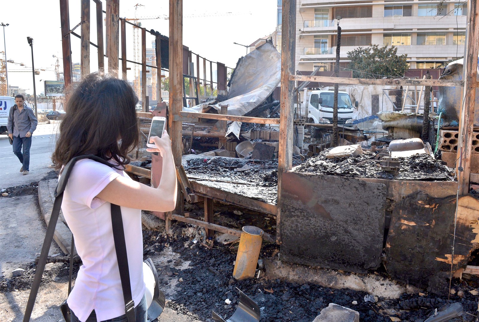 u0641u062au0627u0629 u0644u0628u0646u0627u0646u064au0629 u062au0635u0648u0651u0631 u0628u0647u0627u062au0641u0647u0627 u0627u0644u0646u0642u0627u0644 u0628u0642u0627u064au0627 u0644u0648u062du0629 u0625u0639u0644u0627u0646u064au0629 u062au0645 u0625u062du0631u0627u0642u0647u0627 u0641u064a u0648u0633u0637 u0628u064au0631u0648u062a (u062f u0628 u0623)