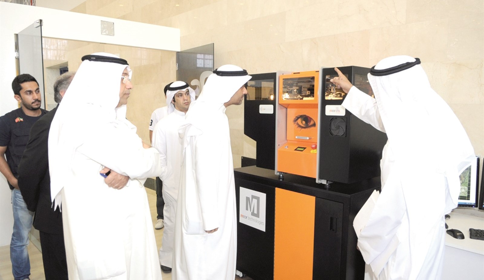 مسؤولو المركز والشركة يطلعون على تقنية الطابعات الجديدة (تصوير كرم ذياب)