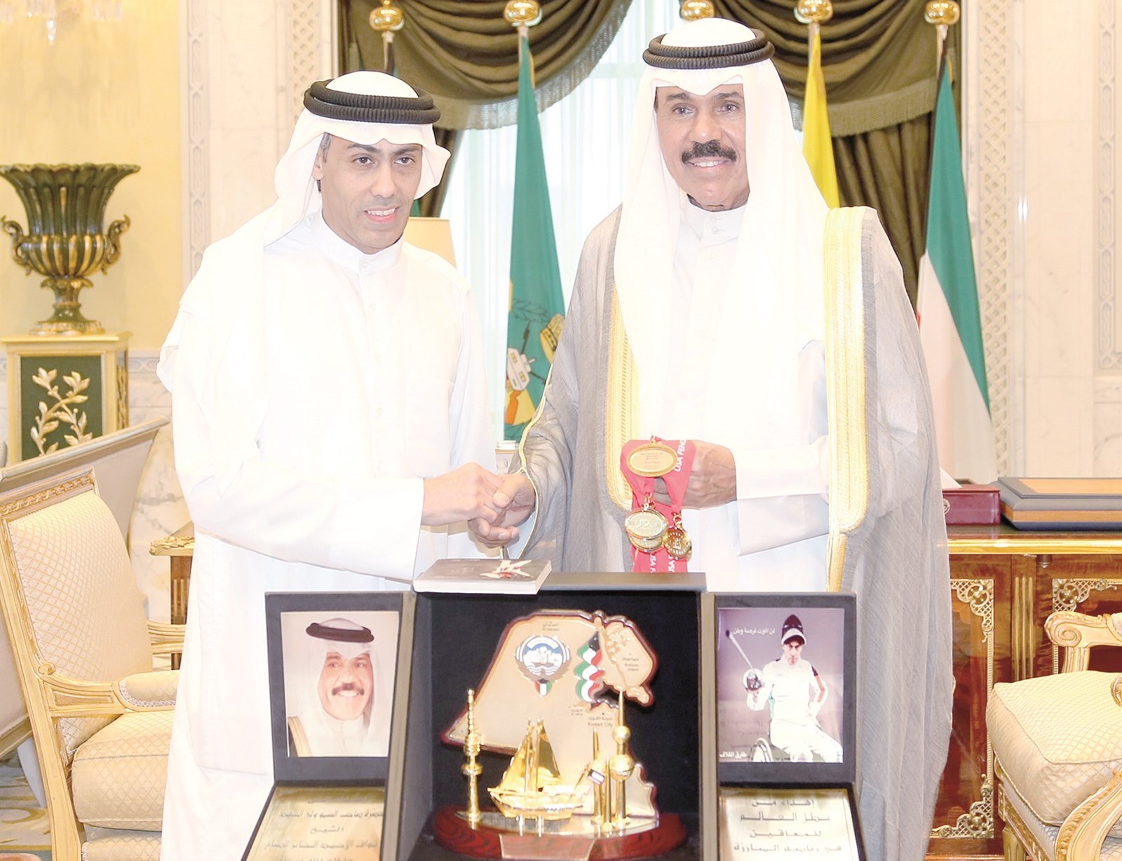 سموه يتلقى كتاباً ودرعاً من طارق القلاف