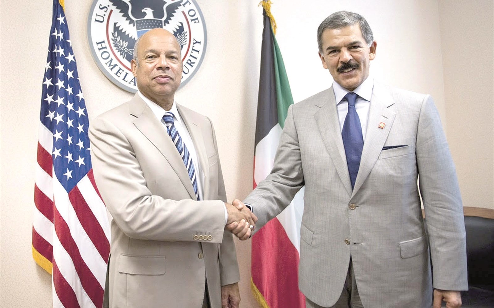 الوزير الخالد مصافحاً وزير الأمن القومي الأميركي جي جونسون