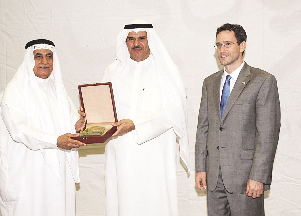 وزير الإعلام مكرماً جاسم الغريب