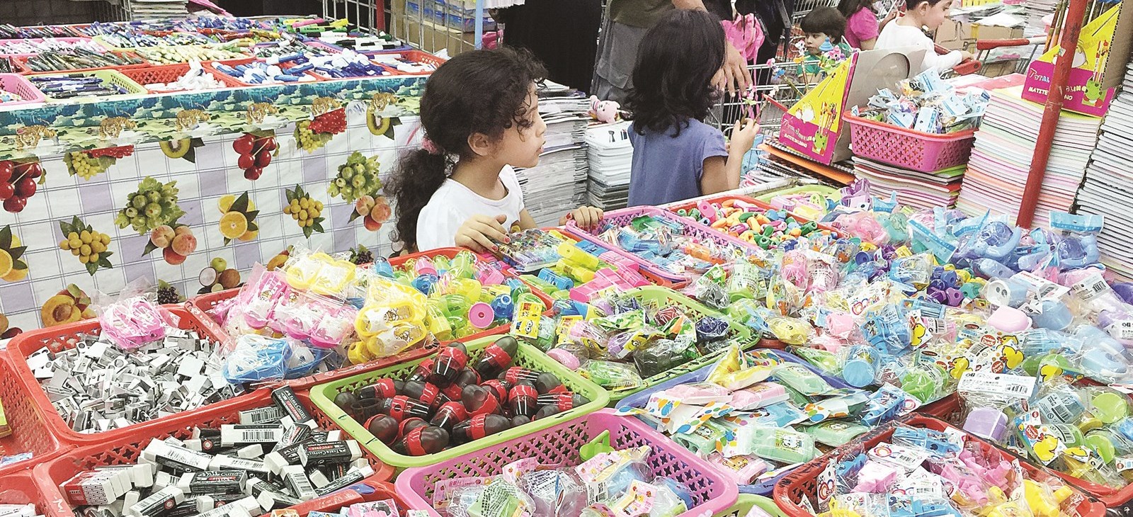 سوق القرطاسية... جولات استطلاعية بانتظار انطلاق عمليات الشراء (تصوير زكريا عطية)