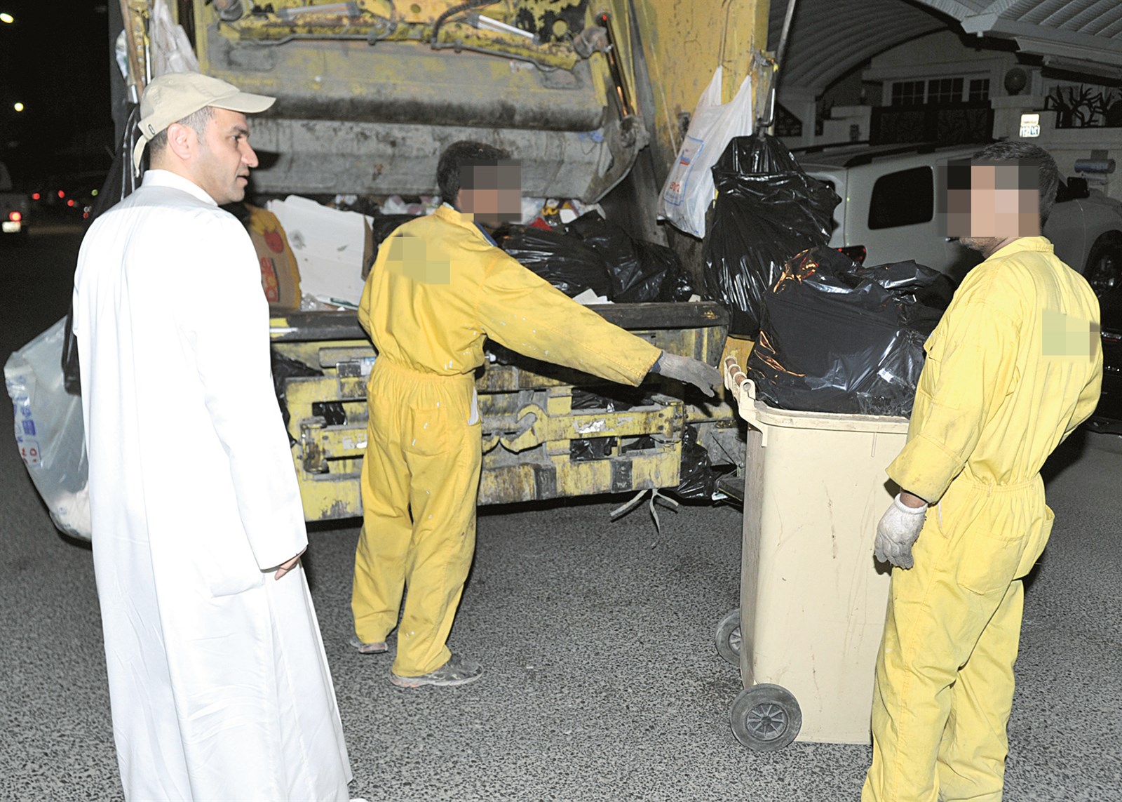 الكندري متحدثاً إلى عامل نظافة