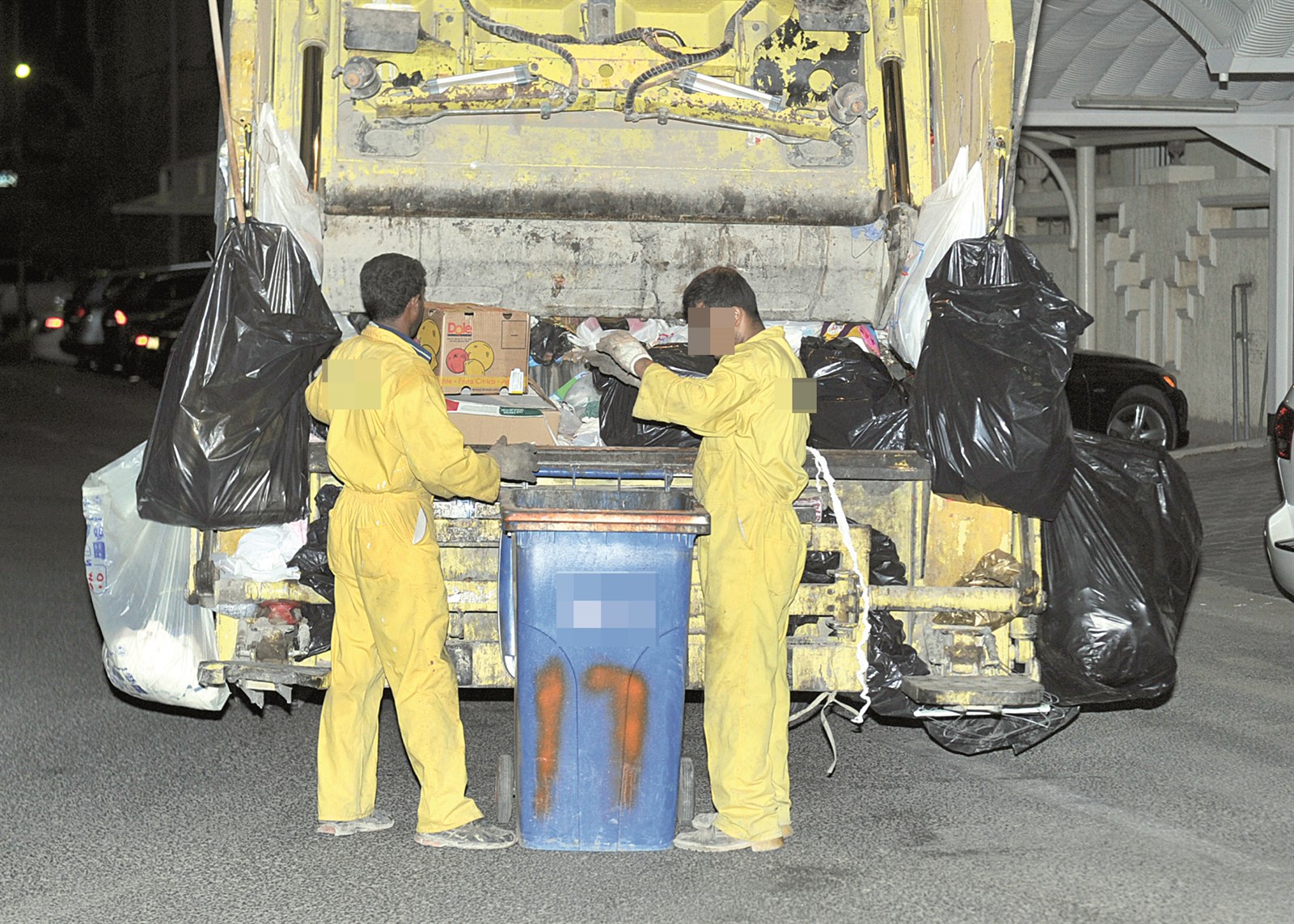 العمال يفرزون القمامة قبل نقلها إلى الآلية (تصوير سعد هنداوي)
