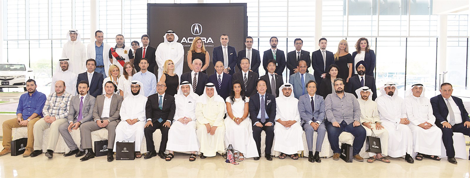 لقطة جماعية لمسؤولي الشركة مع الصحافيين