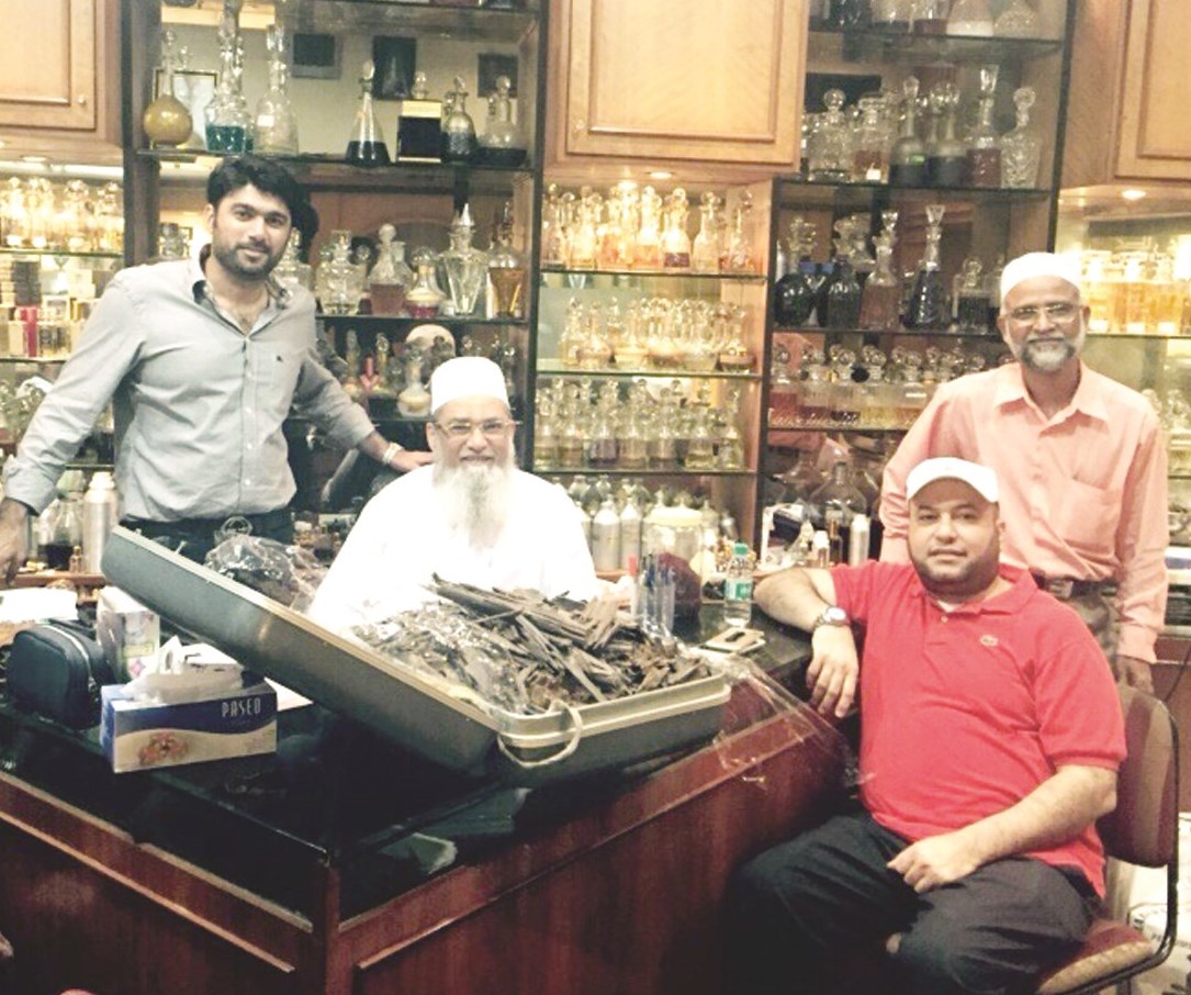 ... ومع الحاج عبدالرشيد وابنه نبيل