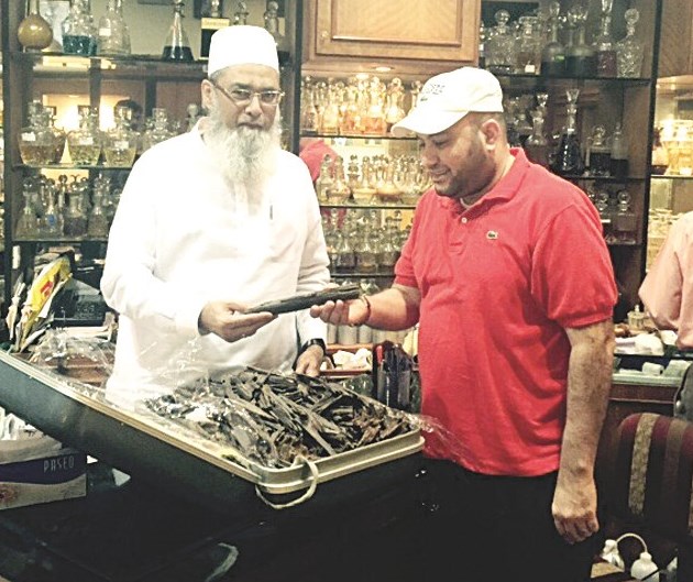 الزميل ماجد العلي متفقداً أصناف البخور