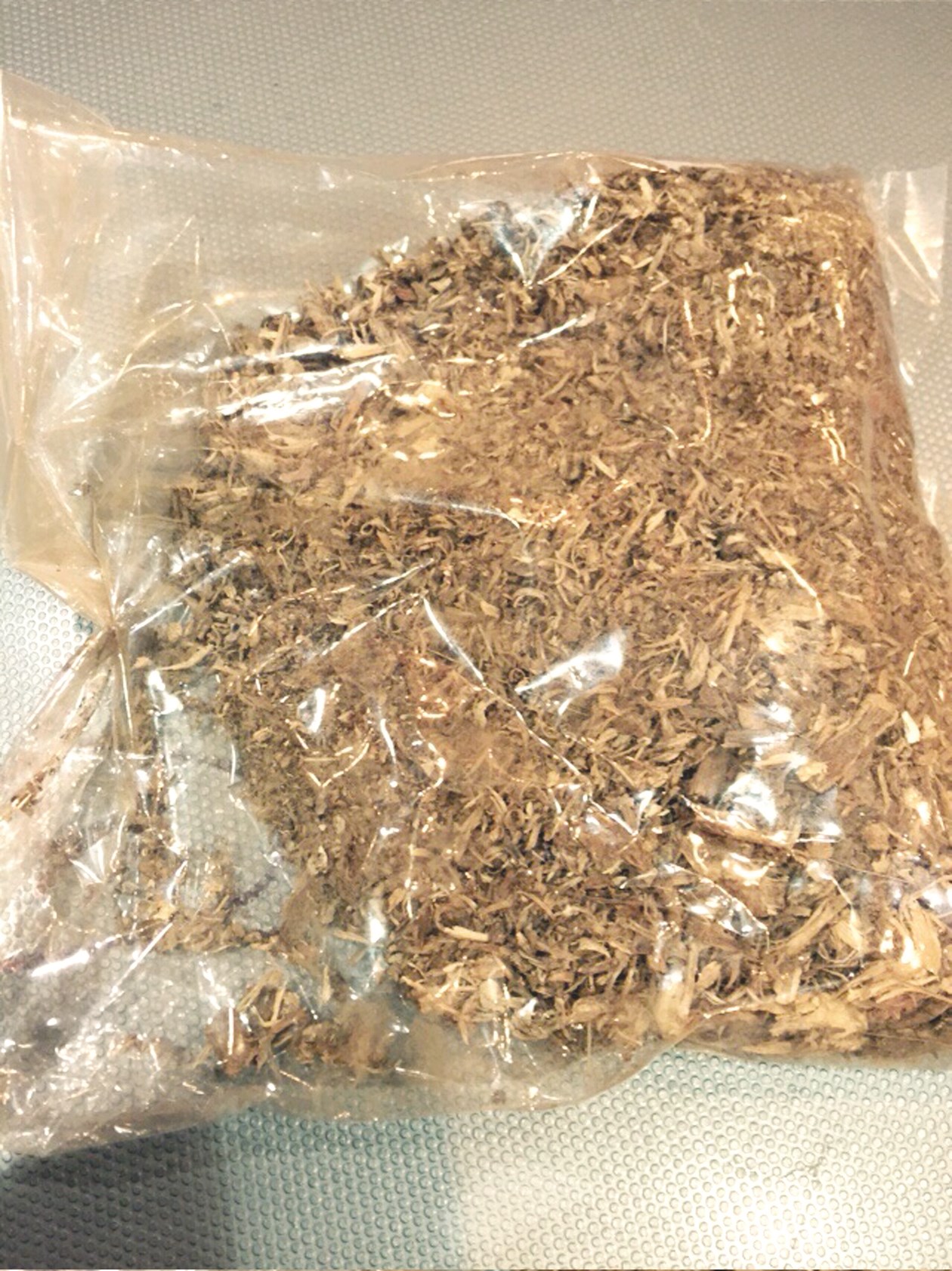 خشب البخور الذي يستخرج منه دهن العود