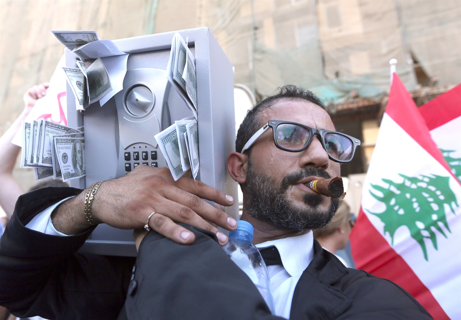 u0645u062au0638u0627u0647u0631 u0644u0628u0646u0627u0646u064a u062au0646u0643u0651u0631 u0639u0644u0649 u0647u064au0626u0629 u0631u062cu0644 u0623u0639u0645u0627u0644 u064au062du0645u0644 u062eu0632u0646u0629 u0645u0644u064au0626u0629 u0628u0627u0644u0646u0642u0648u062f u062eu0644u0627u0644 u0627u0644u062au0638u0627u0647u0631u0629 u0641u064a u0628u064au0631u0648u062a u0623u0645u0633 (u0623 u0628)