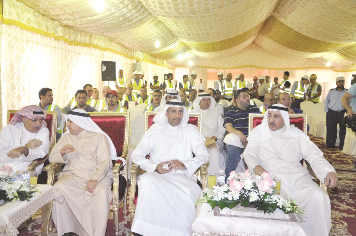 الجسار والغانم وبوشهري خلال حفل الافتتاح