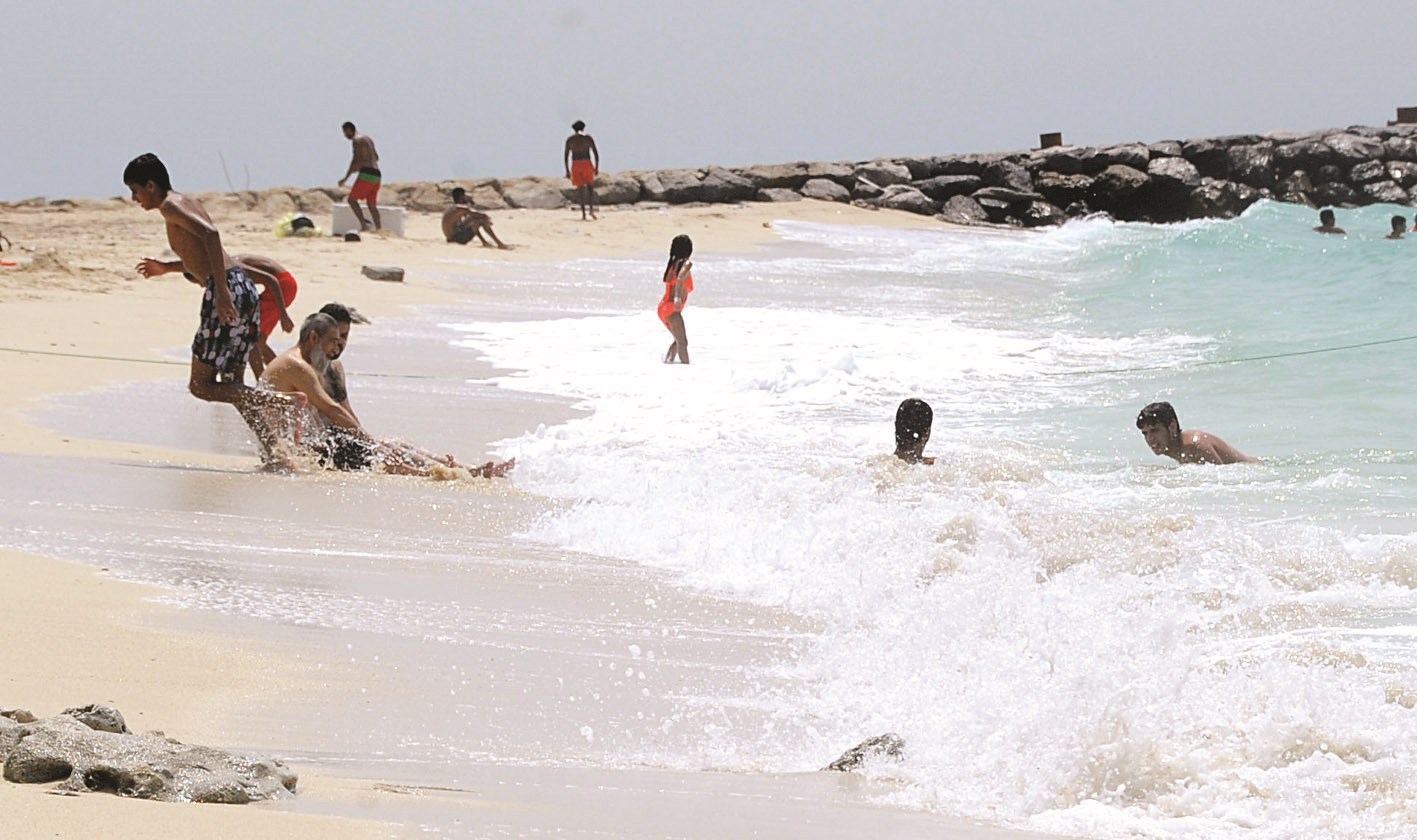 مرتادو الجزيرة يستمتعون بشواطئها الرملية (تصوير طارق عزالدين)