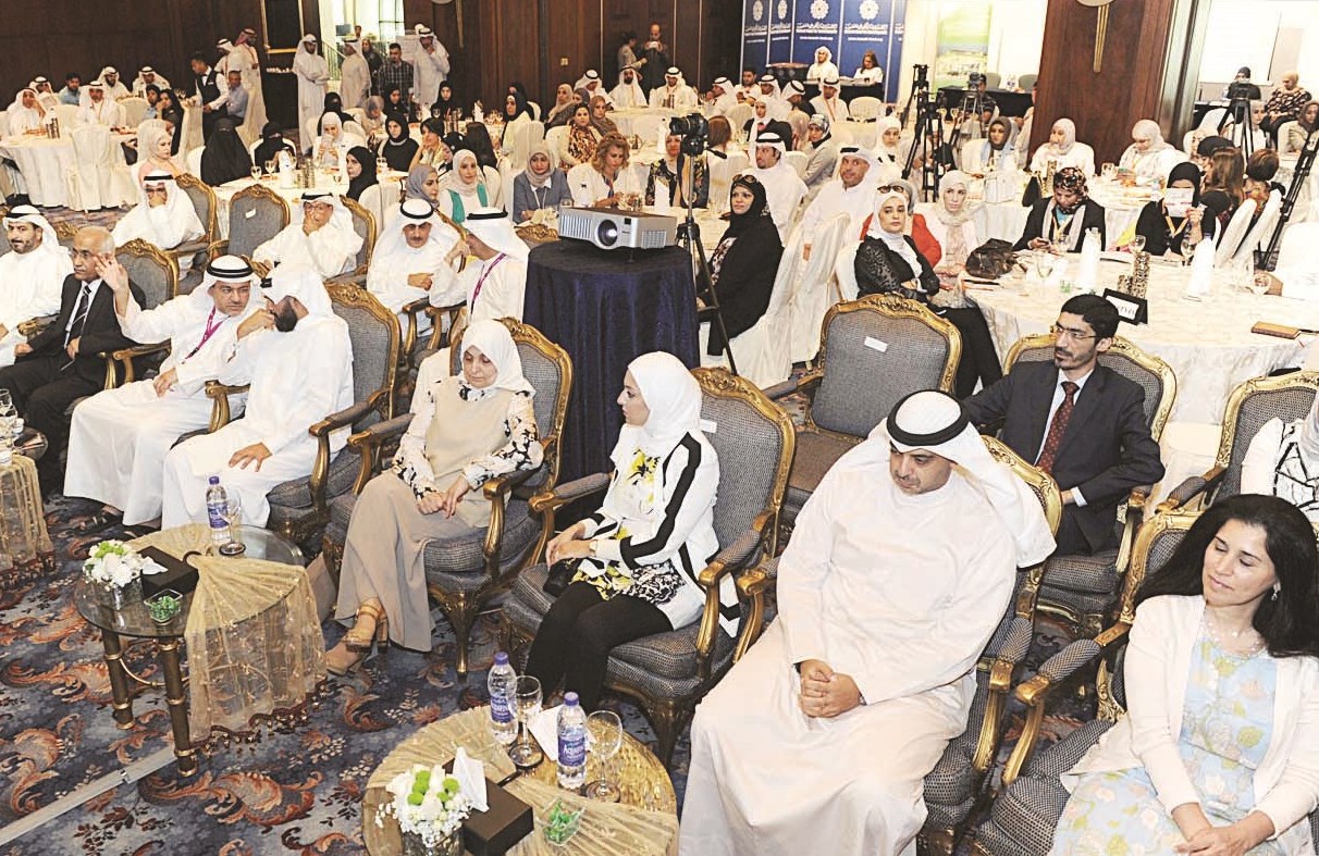 ممثلة رئيس الوزراء وزيرة الشؤون تتوسط العبدالله وانتصار العلي وزينب القراشي وحسام الخرافي