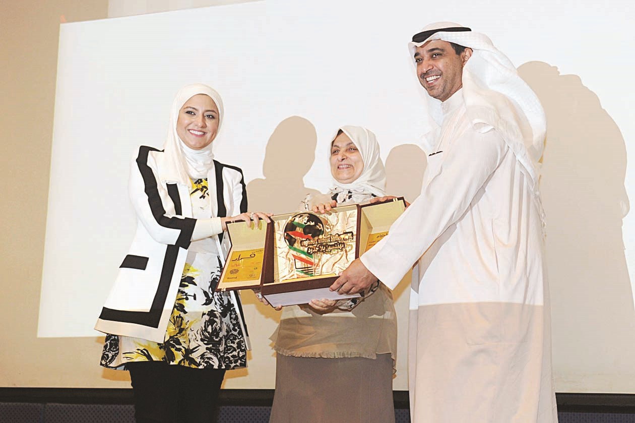 درع تكريمية لممثلة راعي المؤتمر