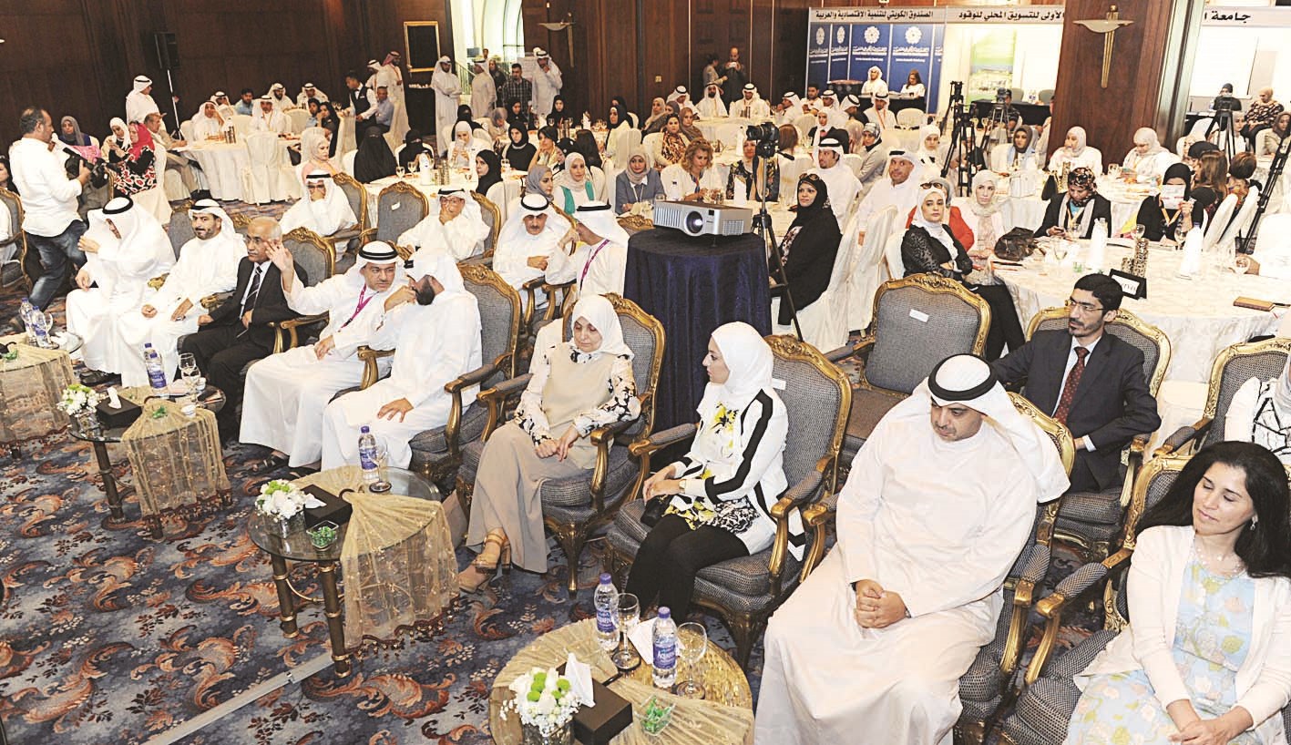 ممثلة رئيس الوزراء وزيرة الشؤون تتوسط العبدالله وانتصار العلي وزينب القراشي وحسام الخرافي