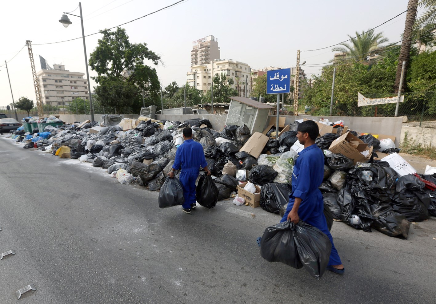 u0639u0645u0627u0644 u0646u0638u0627u0641u0629 u064au062cu0645u0639u0648u0646 u0627u0644u0646u0641u0627u064au0627u062a u0639u0644u0649 u062cu0627u0646u0628 u0627u0644u0637u0631u064au0642 u0641u064a u0645u0646u0637u0642u0629 u0623u0646u0637u0644u064au0627u0633 u0634u0631u0642 u0628u064au0631u0648u062a (u0623 u0628)