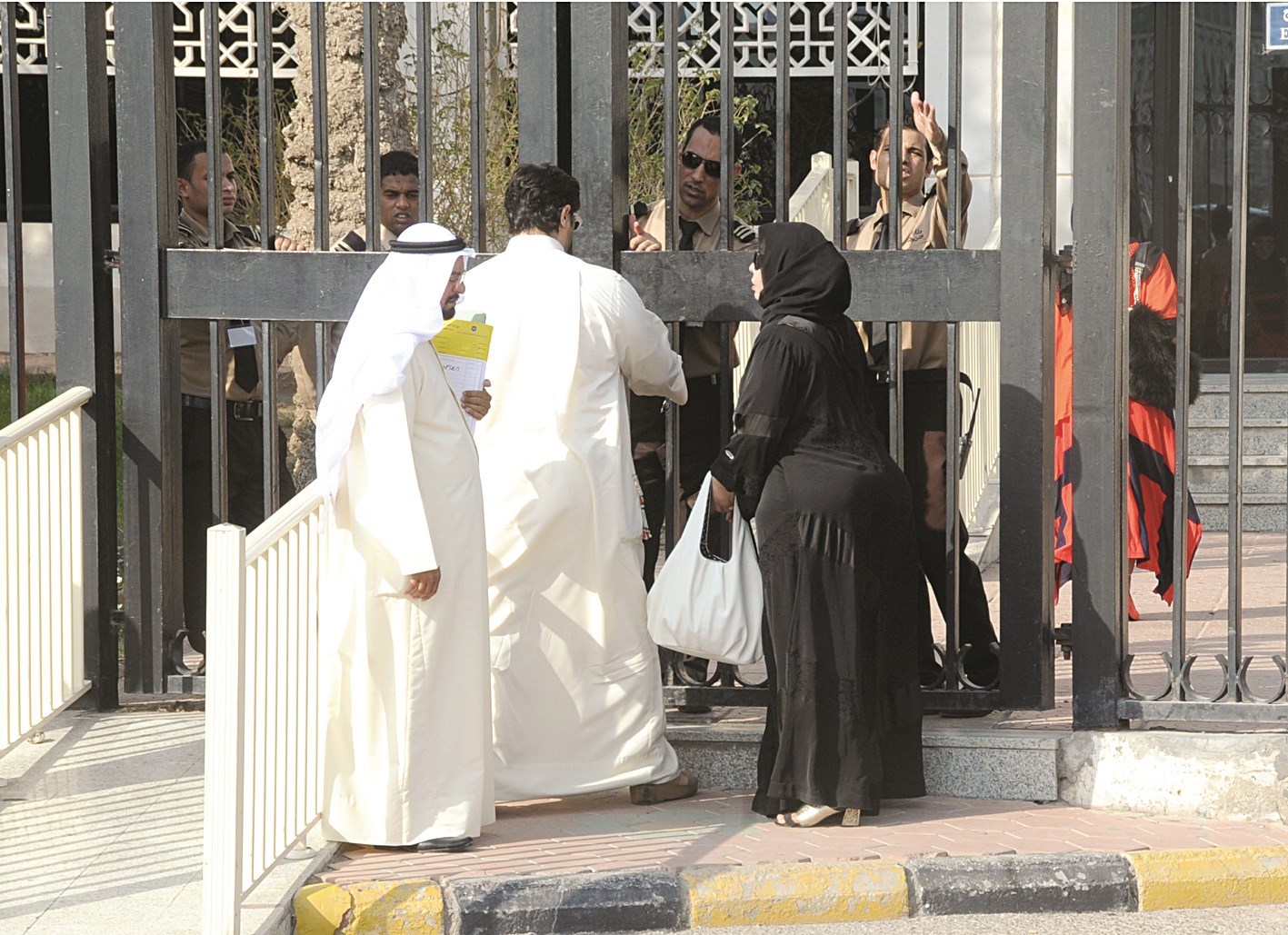 تدقيق امني على الحضور