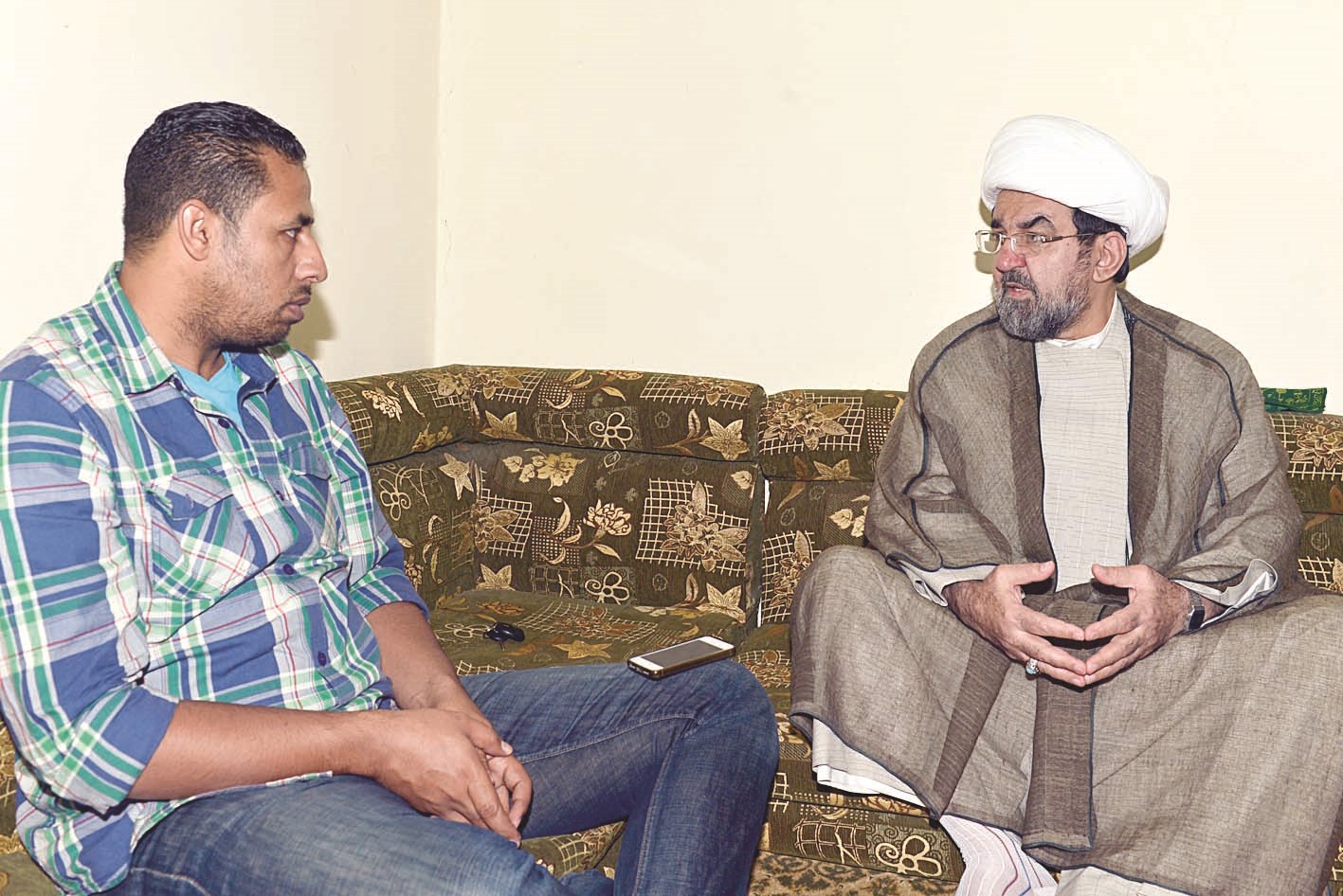 جمال الوكيل متحدثاً للزميل علي العلاس (تصوير موسى عياش)