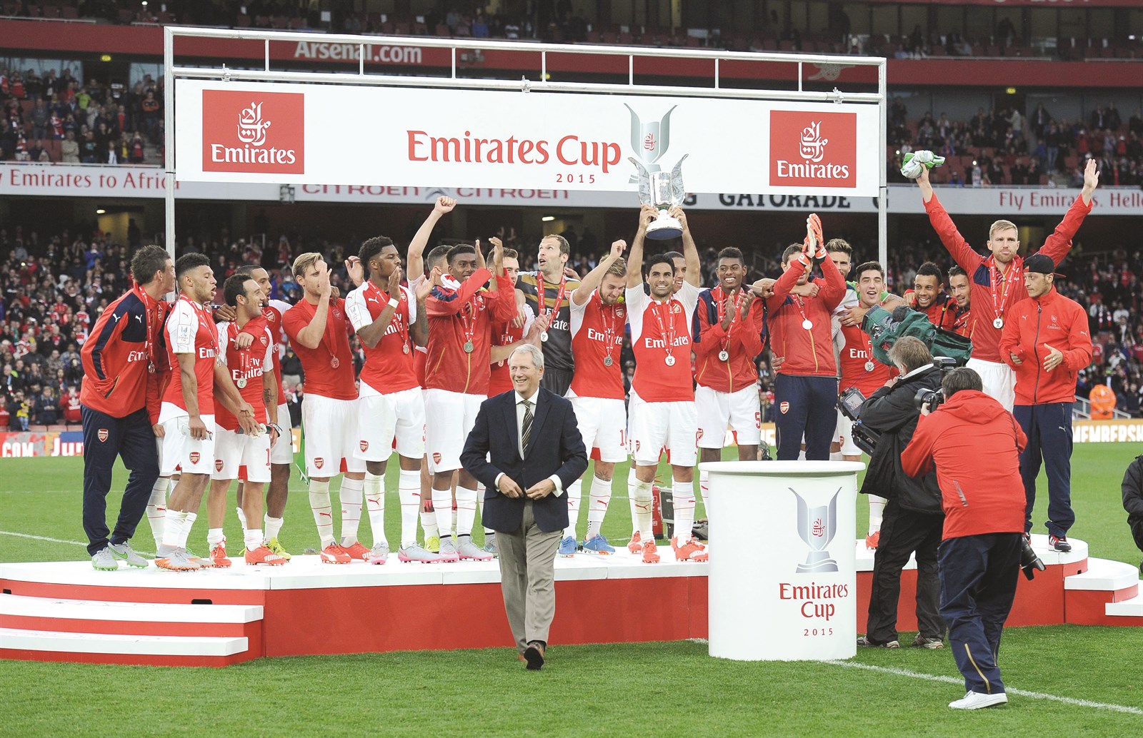 لاعبو أرسنال على منصة التتويج