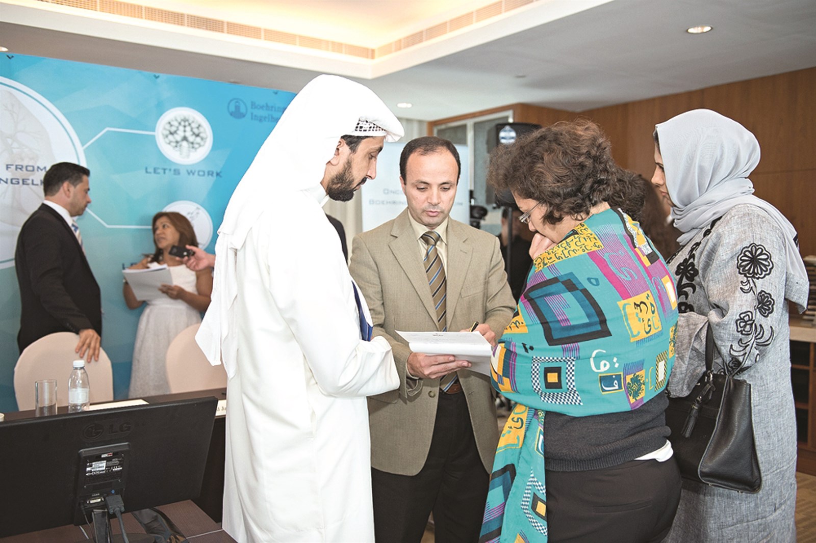 عرفات متحدثاً للزميل غانم السليماني وعدد من الصحافيين