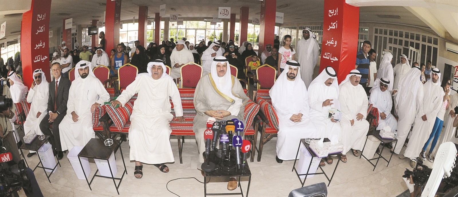 ممثل سمو الأمير يتوسط الحضور في حفل انطلاق الرحلة (تصوير طارق عزالدين)