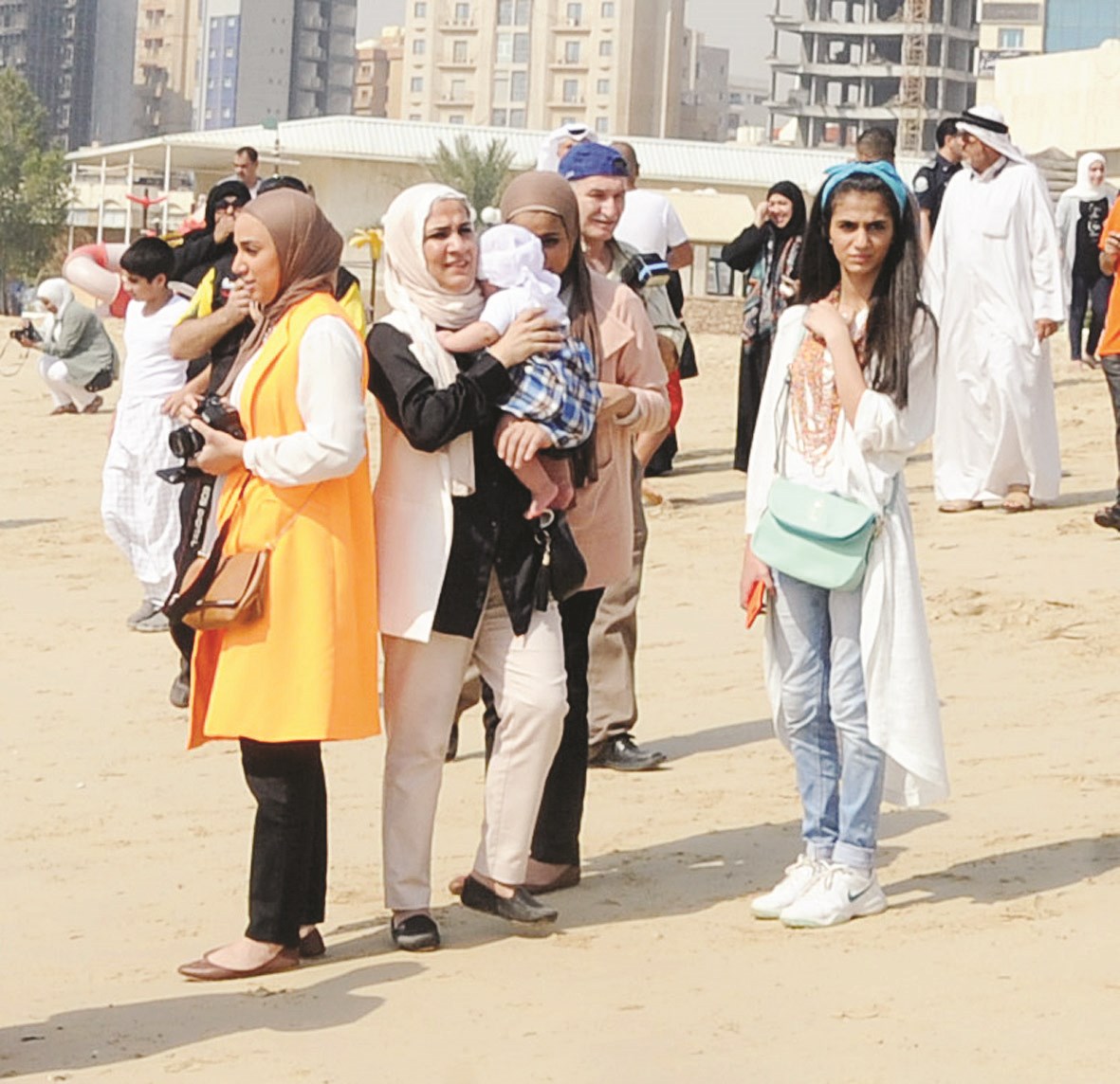 الأهالي صغاراً وكباراً في توديع أبنائهم