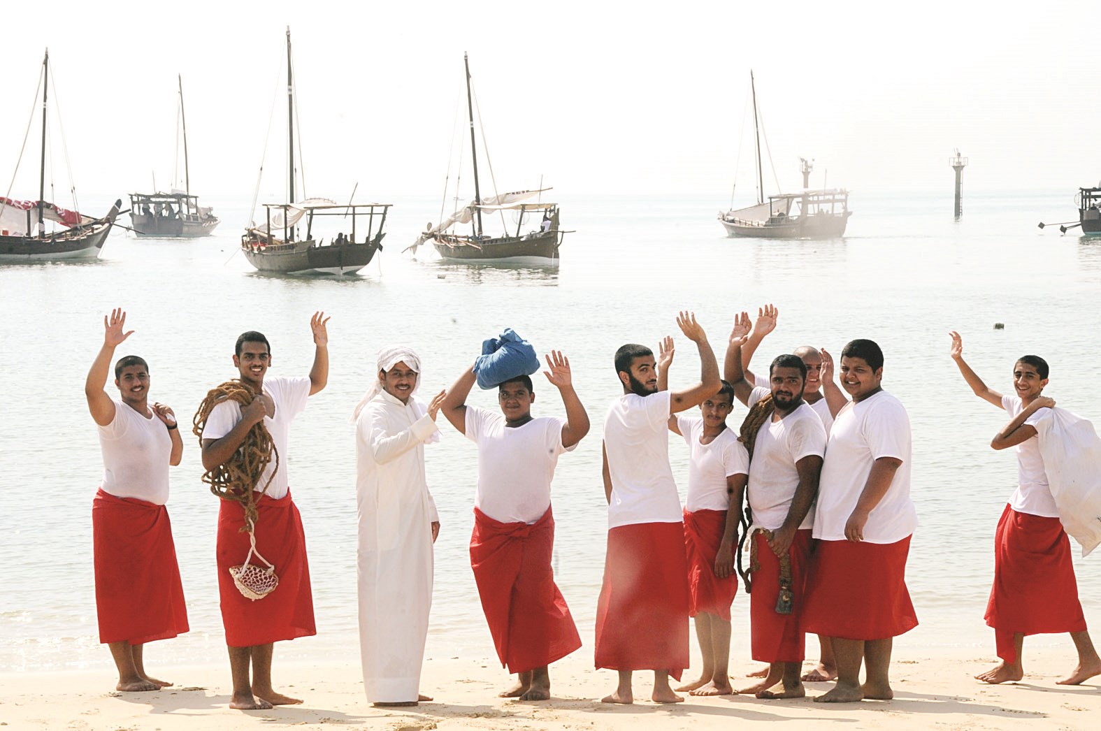 الغاصة يحملون متاعهم ويودّعون أهاليهم