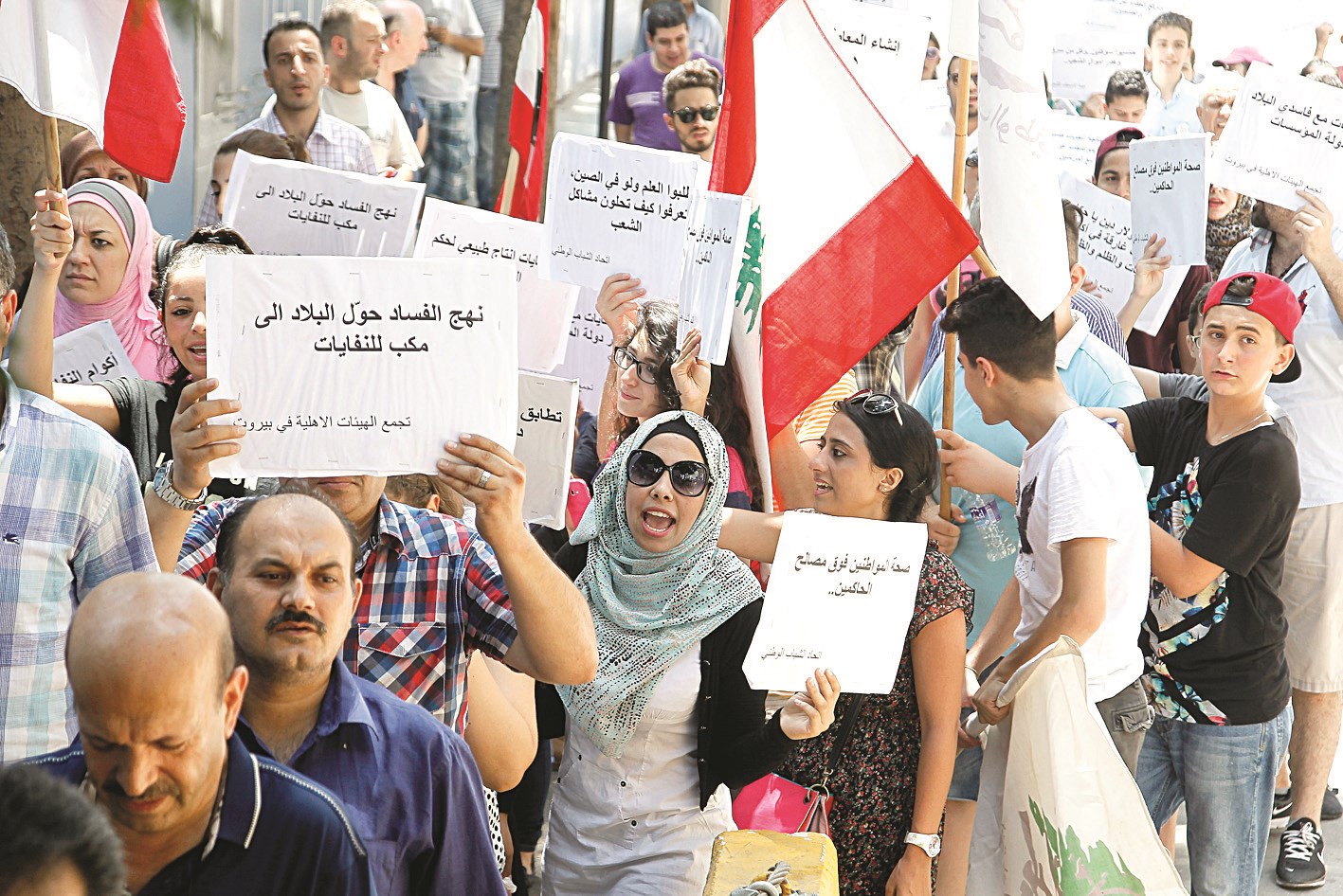 u0644u0628u0646u0627u0646u064au0648u0646 u064au062au0638u0627u0647u0631u0648u0646 u0627u062du062au062cu0627u062cu0627u064b u0639u0644u0649 u062au0641u0627u0642u0645 u0623u0632u0645u0629 u0627u0644u0646u0641u0627u064au0627u062a u0623u0645u0627u0645 u0645u0642u0631 u0627u0644u062du0643u0648u0645u0629 u0641u064a u0628u064au0631u0648u062a (u062f u0628 u0623)