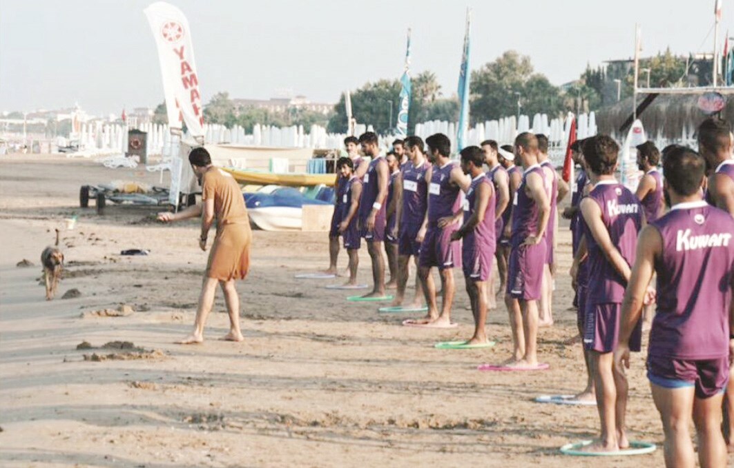 «كلب» عطّل تدريبات «الأزرق»