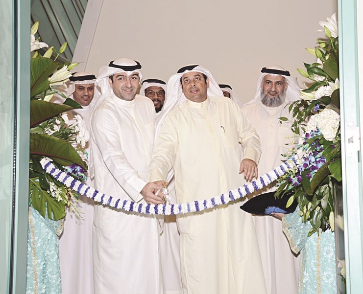 الصانع وأبل يتشاركان في قص شريط الافتتاح